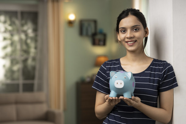 女人在存钱罐里存钱的照片图片下载