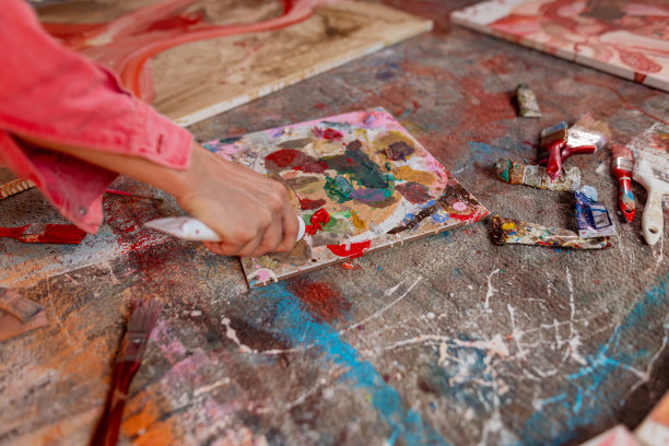 艺术家在调色板上添加白色颜料图片下载