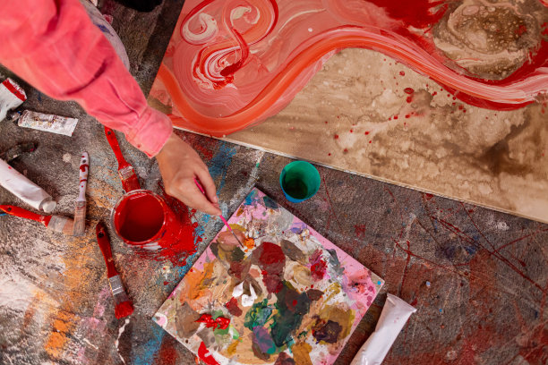 红色给画家带来灵感图片下载