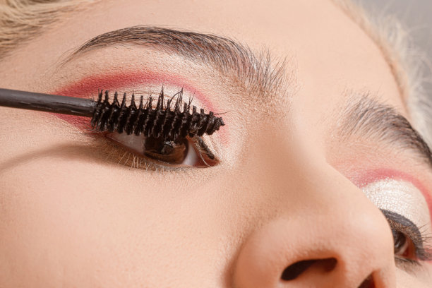 刷睫毛，化妆概念。图片下载