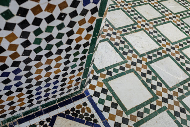 在摩洛哥马拉喀什，方形白色大理石墙上的屋顶瓷砖图案是阿拉伯风格的抽象纹理背景图片下载