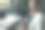 一个商人在工作间隙用勺子吃着牛油果，通过无线耳机与同事交流。技术,通信的概念。互联网通信，无线连接技术。图片下载