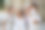 成熟的新娘和新郎在后院的婚宴上接受小女儿的祝贺。图片下载