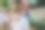 成熟的新娘在后院的婚宴上接受祝贺。图片下载