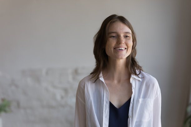 微笑的女人与可爱的雀斑在迷人的脸上摆室内图片下载