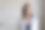 微笑的女人与可爱的雀斑在迷人的脸上摆室内图片下载