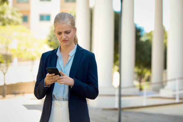 年轻的女商人图片下载