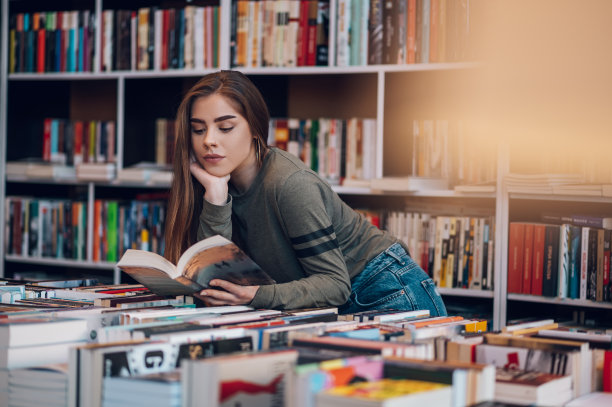 一位女士在书店买书图片下载