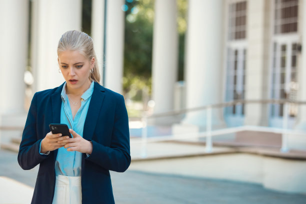 年轻的女商人图片下载
