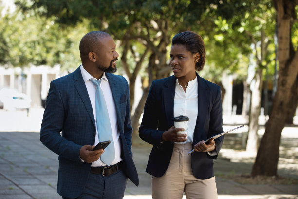 两个同事走在一起聊天图片下载