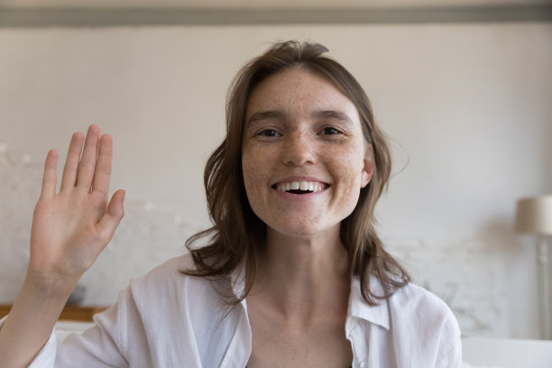 头像年轻的雀斑女人在家里打视频电话图片下载