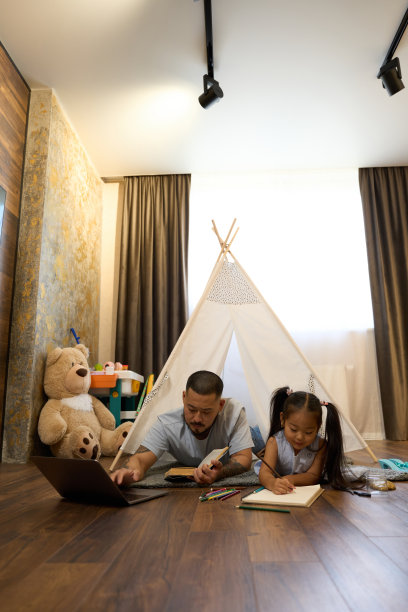 父亲和小女儿一起度过时光图片下载