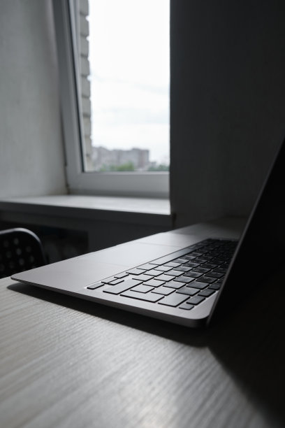 特写的笔记本电脑键盘在阳光下的桌子上，背光键盘图片下载