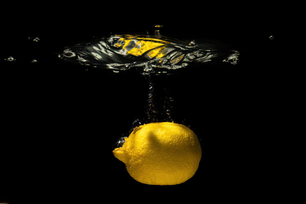 整个柠檬掉在水里，黑色图片下载