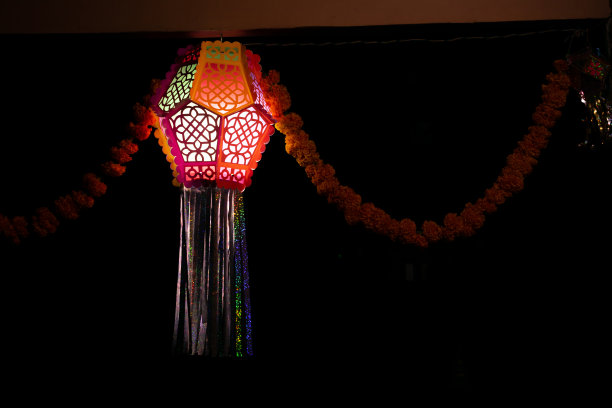 在印度排灯节期间，装饰灯笼和花环挂在房子外面的图片图片下载
