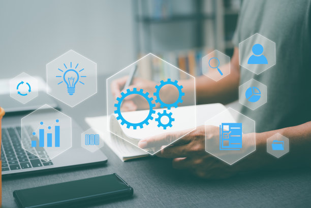 商人通过流程图、问题解决概念、效率改进、监视和评估、质量控制、管理分析和开发来分析流程和自动化工作流。图片下载