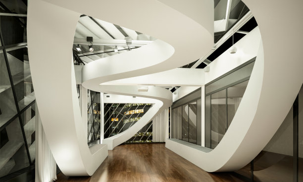 带扶手椅和咖啡桌的休息区图片下载