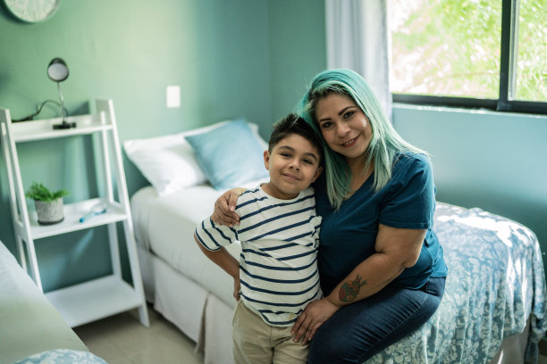 母亲和儿子在家里卧室的画像图片下载