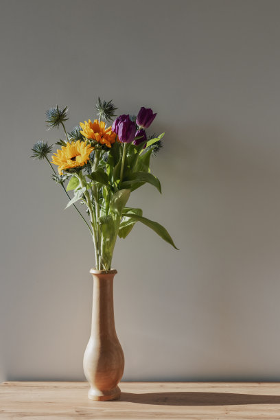 花瓶里的花束。概念极简艺术摄影。图片下载