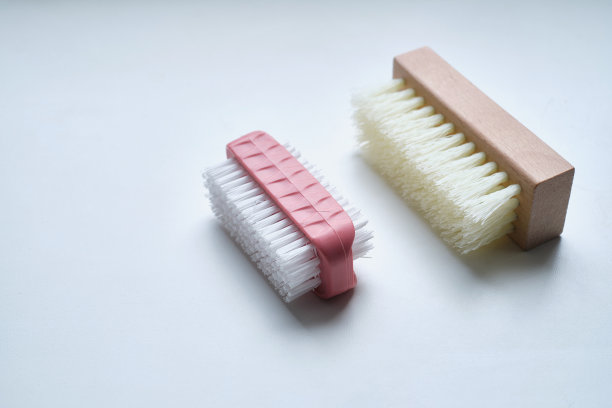 鞋刷和清洁布在光背景上特写图片下载