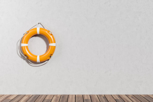 灰色混凝土墙和硬木地板上的救生圈。本空间图片下载
