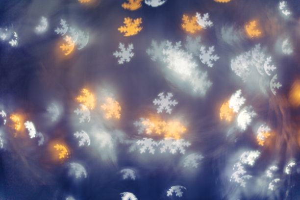 圣诞节或新年的抽象魔术灯背景，雪花散焦在黑暗中作为寒假背景。圣诞心情美学照片，复古色彩，模糊效果，庆祝照明图片下载