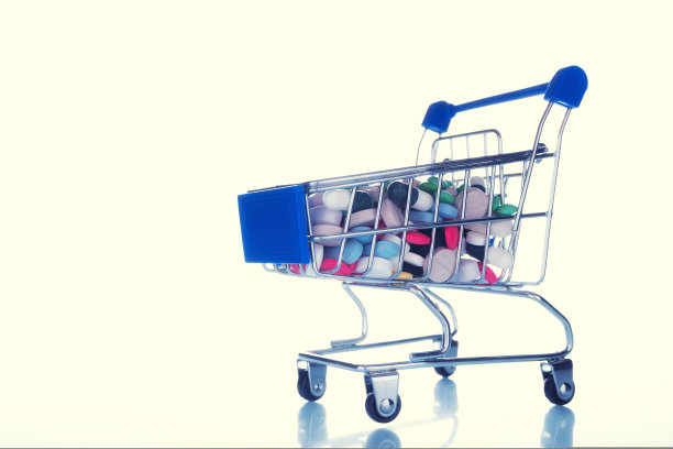 白色背景的杂货店篮子里的药品图片下载