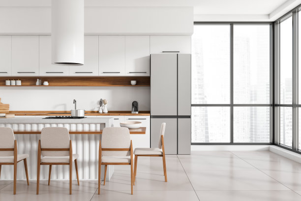 厨房内部有台面和椅子，厨房用具和全景窗图片下载