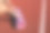 特写一个女人的手卷起一个运动垫，准备上瑜伽课。健身瑜伽户外锻炼图片下载