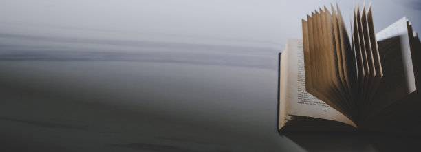 圣圣经书与十字架或十字架在旧的黑色木制背景。基督教天主教，新教徒在教堂祈祷和学习。信仰神与宗教的认知观念，耶稣是属灵的。图片下载