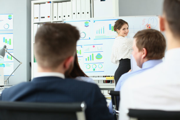 商务人士在办公室举行会议，讨论战略图片下载