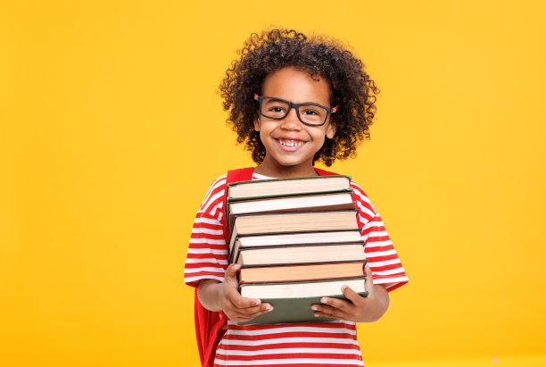 兴奋的民族学生拿着书大笑图片下载