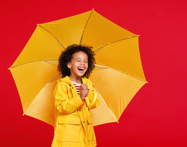 有趣的民族男孩在雨天打着伞图片下载