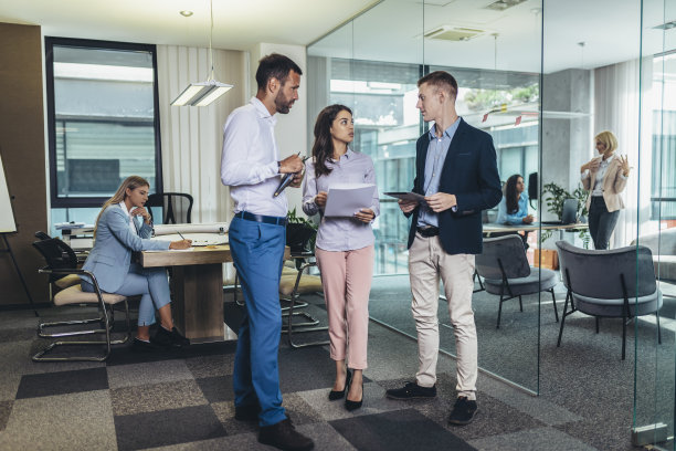 一群年轻的商务人士站在创意办公室一起工作图片下载