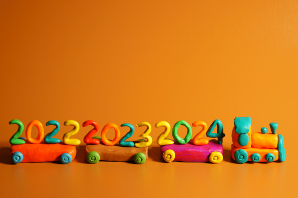 一辆写着数字“2022,2023,2024”的玩具火车。图片下载