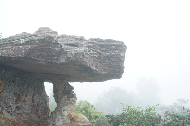 形状奇怪的石头图片下载