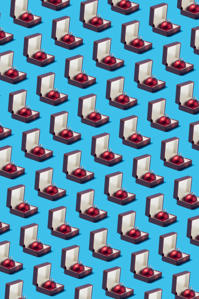 无缝模式的圣诞球在礼品盒上的蓝色背景。新年礼物概念图片下载