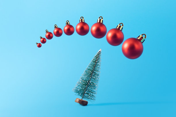 上升的图形，冷杉树和蓝色背景上的红球的圣诞最小概念。财务新年的概念图片下载