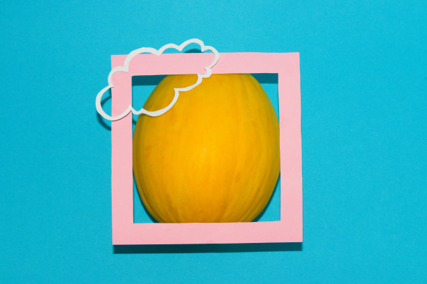 黄色瓜果上的粉色框架作为复制空间，蓝色背景图片下载