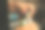 美容师的女人给法国斗牛犬剪指甲。抛光爪子，修剪，修剪，修指甲的宠物概念图片下载