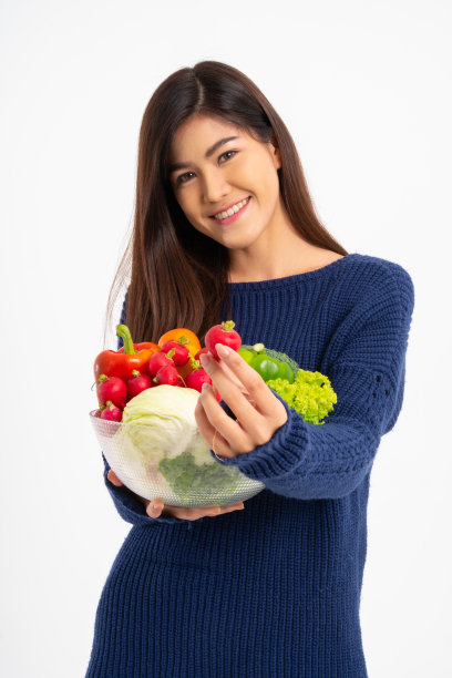 画像美丽的微笑的亚洲妇女拿着一碗新鲜的有机蔬菜孤立在白色的背景，健康食品营养的概念，健康食品营养的概念，素食图片下载