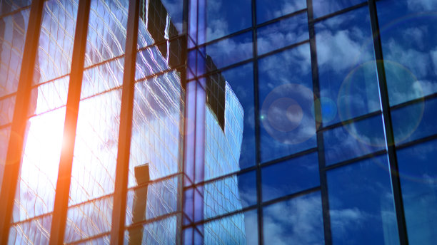 蓝天映衬下的现代玻璃立面。图片下载