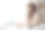 商务女性在办公室工作，笔记本电脑和财务文件在桌子上。图片下载