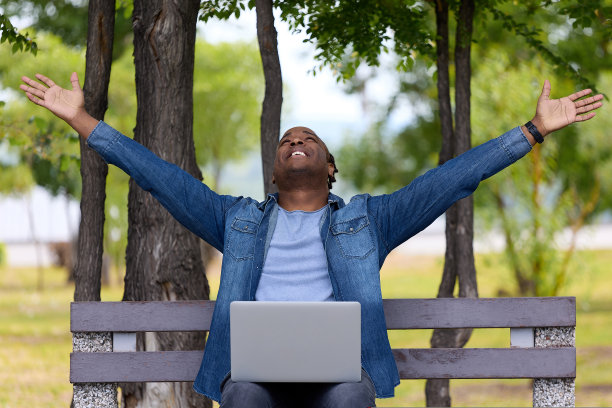 一个快乐的非洲学生张开双臂，高兴地通过了考试图片下载