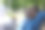 自由职业者们坐在城市巷子里的长凳上，享受着阳光明媚的日子，远离了严格的工作图片下载