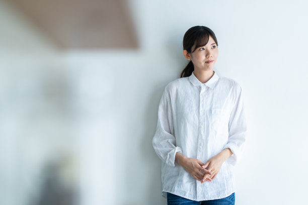 一个穿着白衬衫的日本女人的肖像图片下载