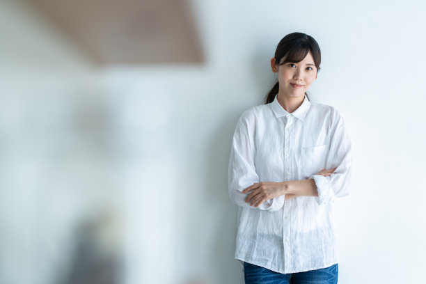一个穿着白衬衫的日本女人的肖像图片下载