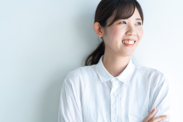 一个穿着白衬衫的日本女人的肖像图片下载