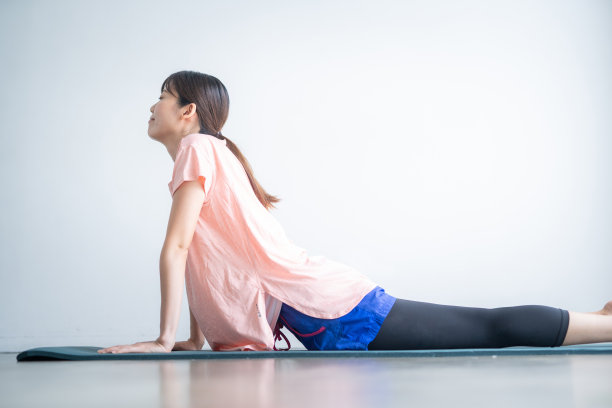 日本妇女在家训练图片下载