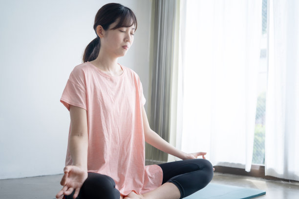 日本妇女在家训练图片下载